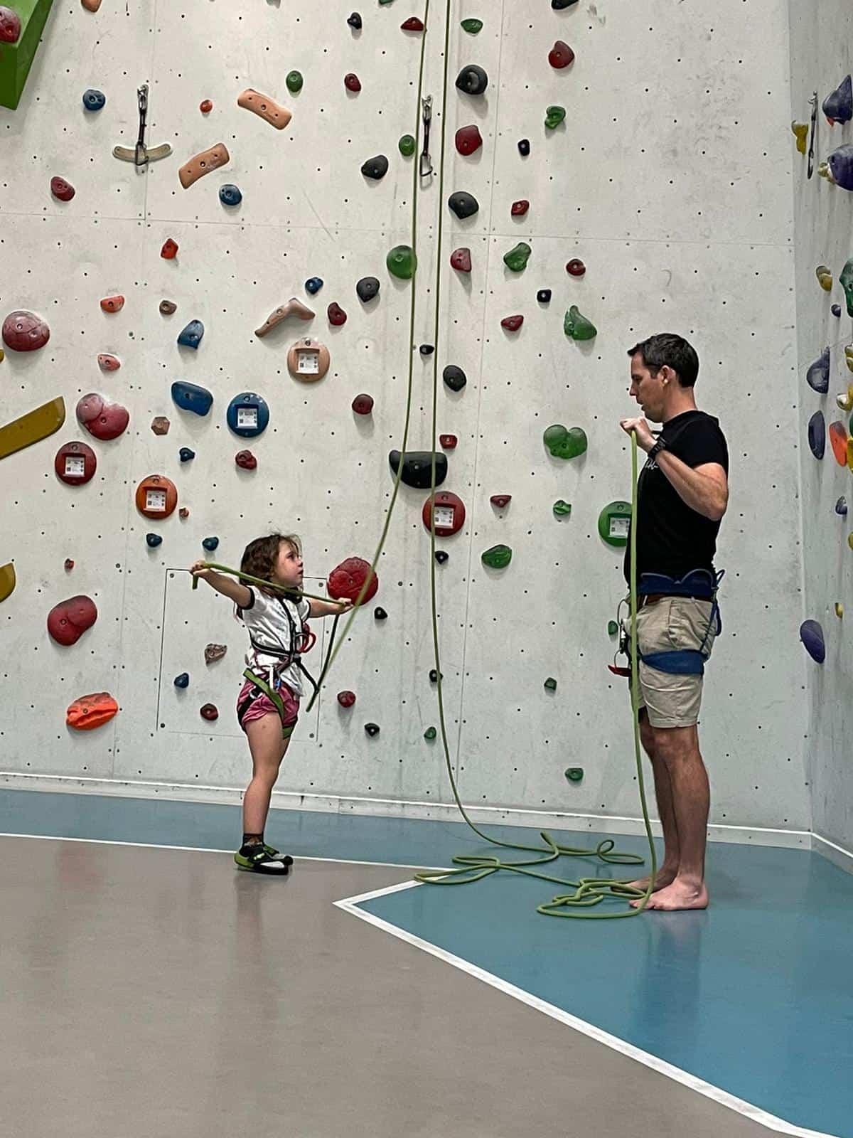 Martin Matějka na horolezecké stěně s dcerou Madlenkou